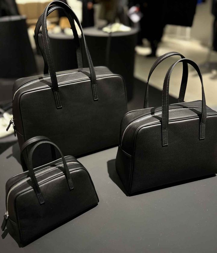 画像: 【ミズイロインド】上から時計回りに：ベーシックボストンバッグ L［縦25×横37×マチ16㎝］¥64,900、ベーシックボストンバッグ M［縦19×横28.5×マチ12㎝］¥53,900、ベーシックボストンバッグ S［縦13×横20×マチ8㎝］¥39,600 mizuiroind.jp