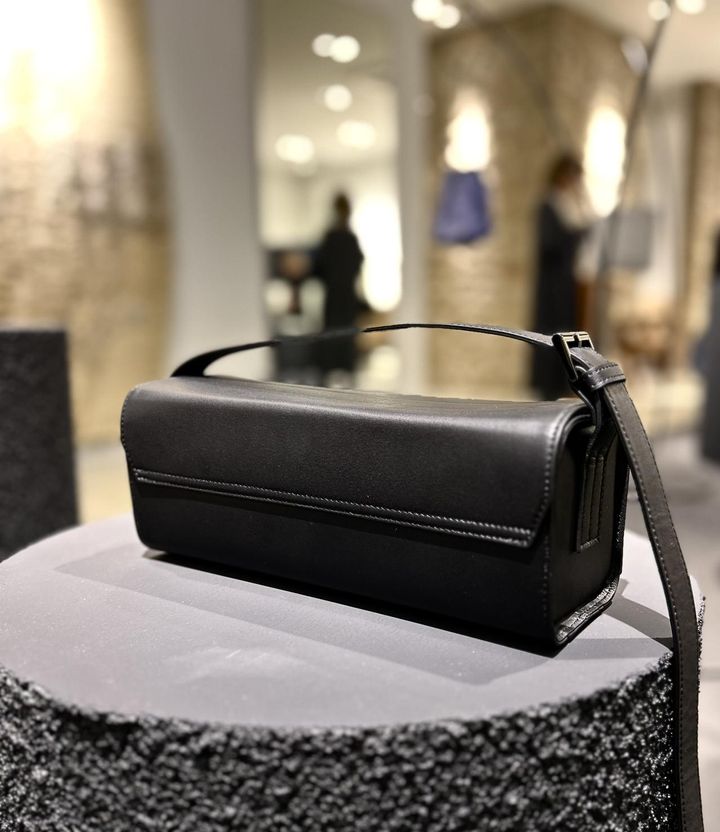 画像: 【ミズイロインド】スクエアショルダーバッグ［縦11×横29×マチ11㎝］¥63,800 mizuiroind.jp