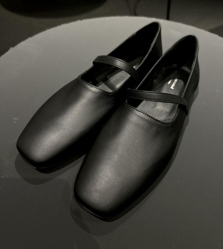 画像: 【ミズイロインド】ベーシックストラップパンプス¥49,500 mizuiroind.jp