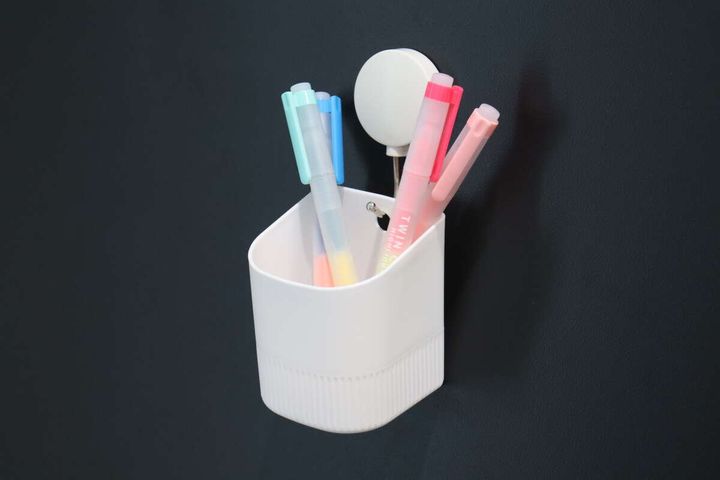 ダイソーの壁掛けプチポットにペンを収納する