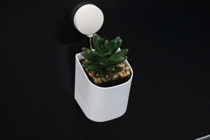 ダイソーの壁掛けプチポットにフェイクグリーンを入れる