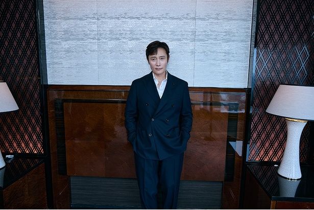 「劇中のマンスの髪型はスティーヴ・マックイーンをモデルにした」と語るイ・ビョンホン 撮影/JANG HOMIN