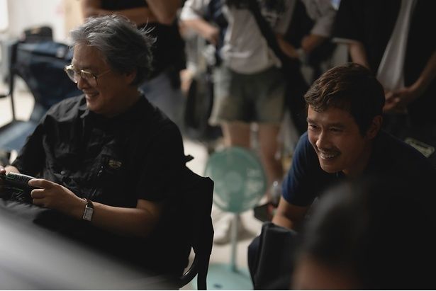 撮影現場のパク・チャヌク監督とイ・ビョンホン