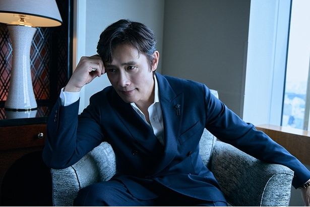 【写真を見る】『しあわせの選択』のマンスを“最も普通の人”として演じたイ・ビョンホンをスペシャルシューティング！ 撮影/JANG HOMIN