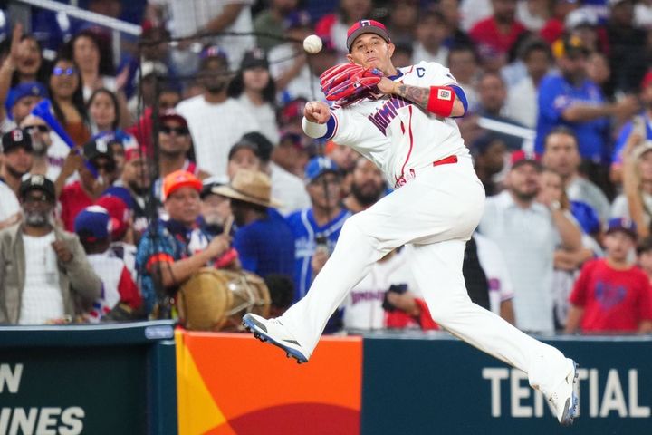 WBC2026】マチャドが逆シングルから“エグすぎる”大遠投の美技連発