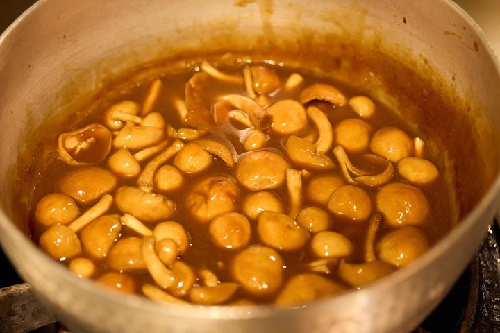 なめこを煮込む