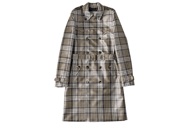 〈バーバリー〉のトレンチコート