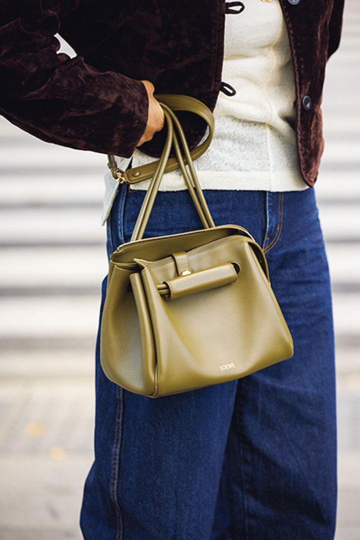 「色みと風合いにひと目惚れした構築的な『ロエベ』のバッグ。ワイドなボトムスと相性のよいコンパクトなジャケットはパリで購入した『マッシモドゥッチ』です」