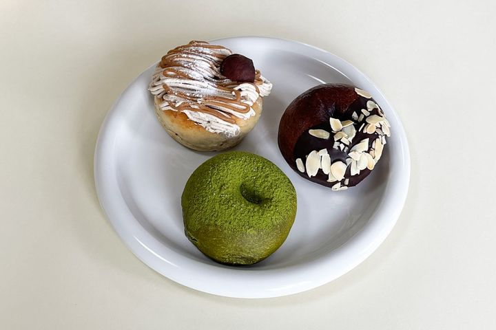 左上から時計回りに、「モンブラン」530円、「チョコレートナッツ」480円、「もち抹茶」480円