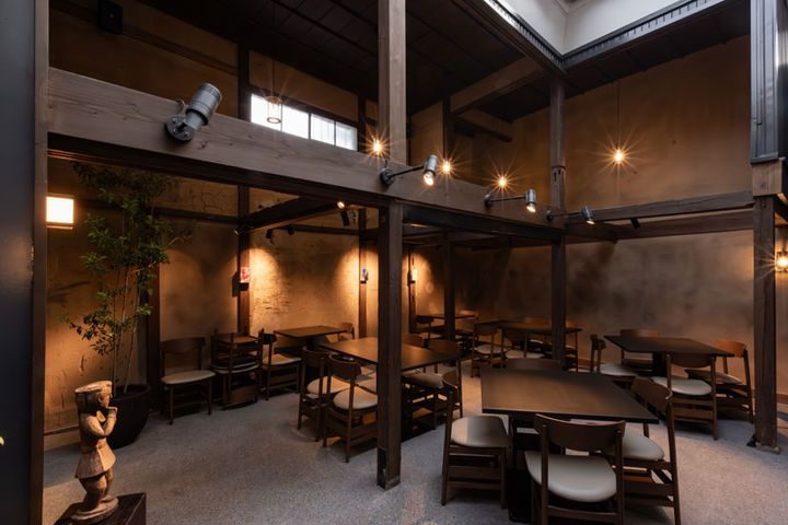 土壁の質感が落ち着きをもたらすテラス席