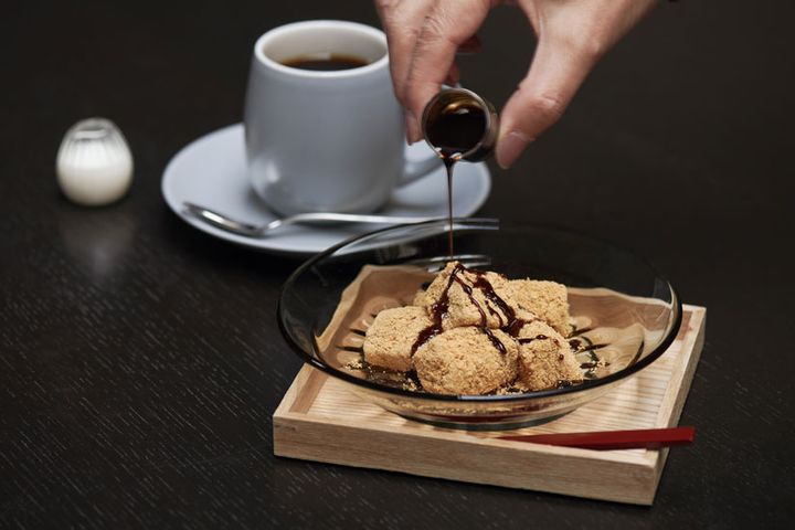 「名物 わらび餅」715円、「沢村ロースタリーのブレンドコーヒー」660円