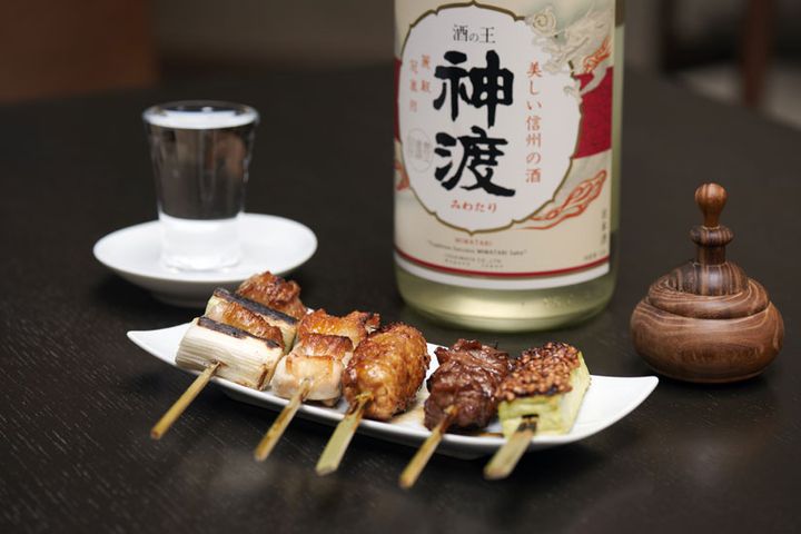 「串焼き五種盛り合わせ」2200円、信州の地酒はグラス580円〜