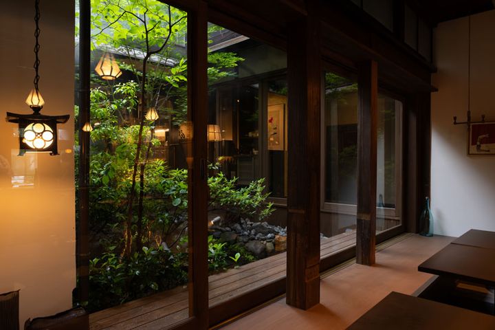 中庭を眺めるテーブルは特等席。池をゆらりと泳ぐ金魚の姿も