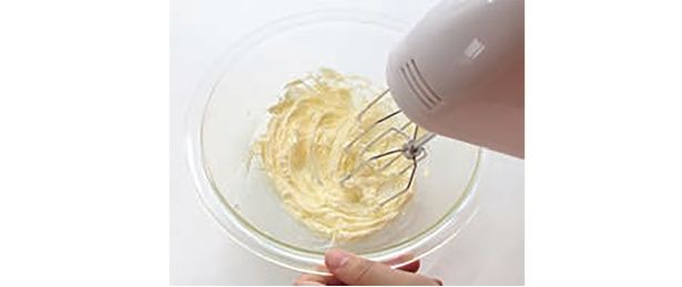 粉糖、塩を加えてハンドミキサーで混ぜる （C）きゅうり／KADOKAWA