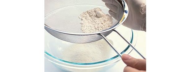 アーモンドパウダーは粗目のザルでふるっておく （C）きゅうり／KADOKAWA