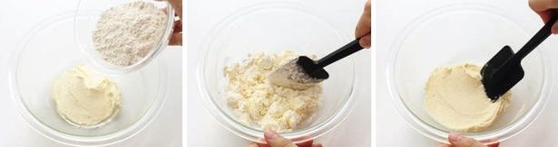 薄力粉を加えてヘラでさっくり混ぜる （C）きゅうり／KADOKAWA