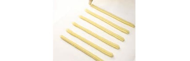 クッキングシートに直線を絞る （C）きゅうり／KADOKAWA