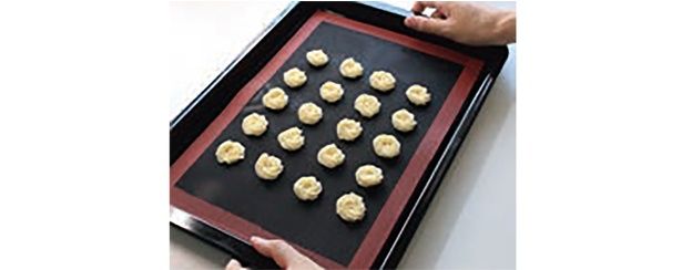 クッキングシートからはがした生地を移す （C）きゅうり／KADOKAWA