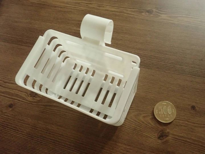 DAISO(ダイソー)：伸縮式水切りかご用小物入れ