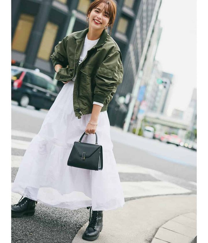 加藤ローサ カーキミリタリージャケット 白スカート