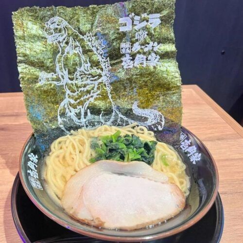 家系ラーメン×ゴジラの破壊力がすごすぎた！壱角家で「怪獣王級」の肉盛り油そば＆限定メニューを実食レポ