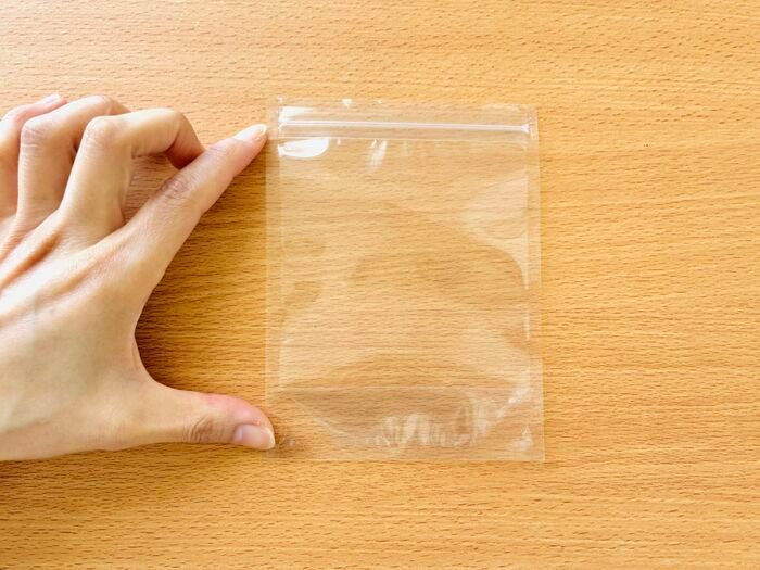 【セリア】大人気アイテムが袋タイプに進化！「自立してすっきり収納」「もうシナシナさせない」