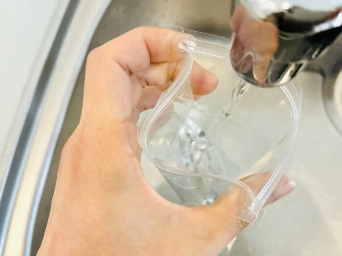 【セリア】大人気アイテムが袋タイプに進化！「自立してすっきり収納」「もうシナシナさせない」