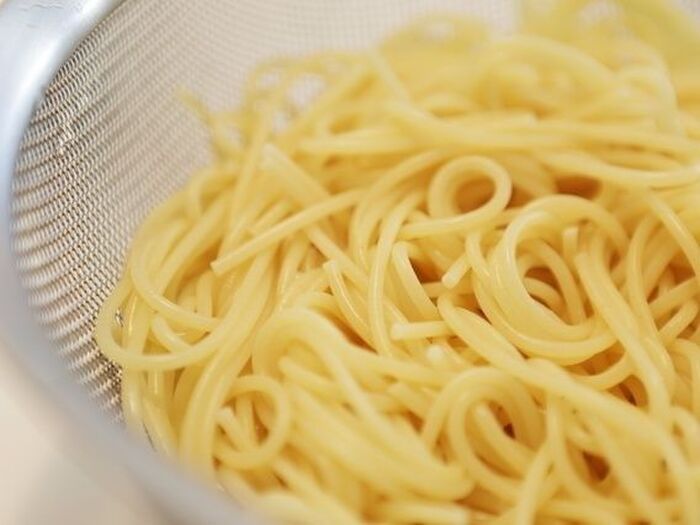 パスタのゆで汁切ったあとは、放置NG！ザルはこうやって洗うのが正解です。網目の汚れもスッキリきれいに！