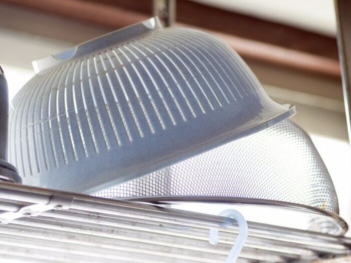 パスタのゆで汁切ったあとは、放置NG！ザルはこうやって洗うのが正解です。網目の汚れもスッキリきれいに！