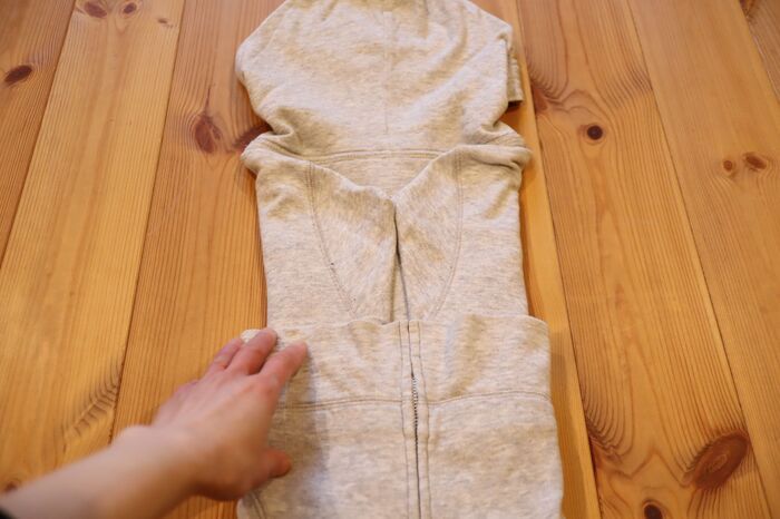 パーカーが超コンパクトに！？春のお出かけに大活躍の予感。便利なたたみ方をチェック♡