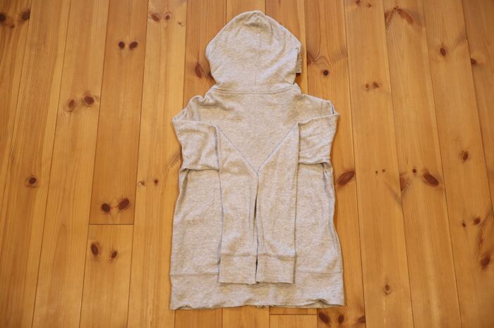 パーカーが超コンパクトに！？春のお出かけに大活躍の予感。便利なたたみ方をチェック♡