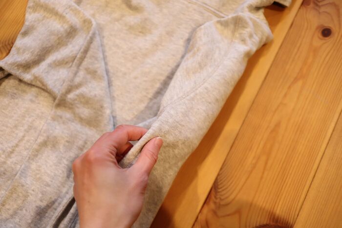 パーカーが超コンパクトに！？春のお出かけに大活躍の予感。便利なたたみ方をチェック♡