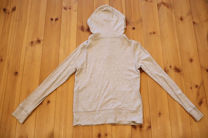 パーカーが超コンパクトに！？春のお出かけに大活躍の予感。便利なたたみ方をチェック♡