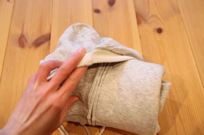 パーカーが超コンパクトに！？春のお出かけに大活躍の予感。便利なたたみ方をチェック♡