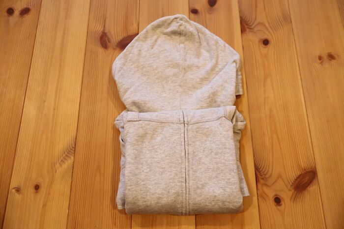 パーカーが超コンパクトに！？春のお出かけに大活躍の予感。便利なたたみ方をチェック♡