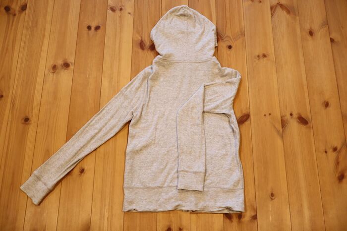 パーカーが超コンパクトに！？春のお出かけに大活躍の予感。便利なたたみ方をチェック♡