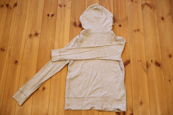 パーカーが超コンパクトに！？春のお出かけに大活躍の予感。便利なたたみ方をチェック♡