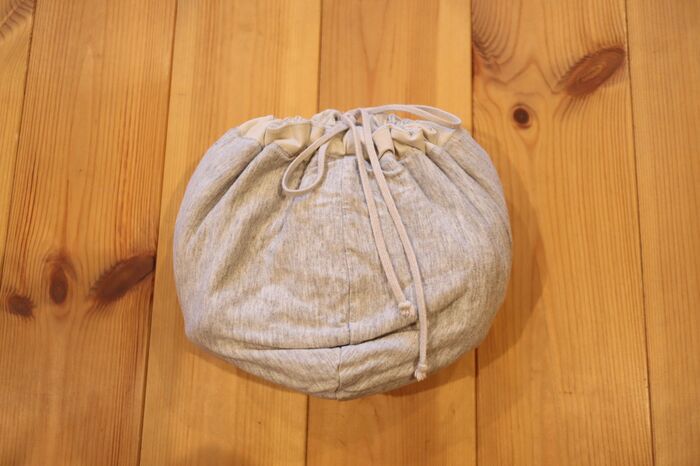 パーカーが超コンパクトに！？春のお出かけに大活躍の予感。便利なたたみ方をチェック♡