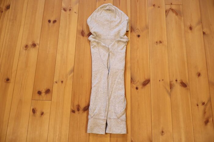 パーカーが超コンパクトに！？春のお出かけに大活躍の予感。便利なたたみ方をチェック♡