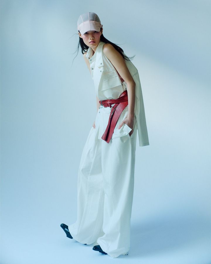 ダークに薫るデジタル世代の美意識 <br /> 日本と中国にルーツを持つ木村由佳は、国内のブランドで経験を積んだ後、ムッシャンのデザイナーに就任し、2024 - 25年秋冬にデビュー。セカンドスキンのアイテムがシグネチャーで、独自の美意識を反映したダークな世界観を披露している。「況； bracing」と題した26年春夏は、初めてショー形式で発表。ストレッチ素材のジャンプスーツはジャケットとワークウェアが融合したデザインで、さまざまな着方ができる。ジャンプスーツ ￥115,500 キャミソール ￥29,700 ベルト ￥37,400 キャップ ￥15,400 ミュール ￥69,300╱すべてMUKCYEN（サカス ピーアール）