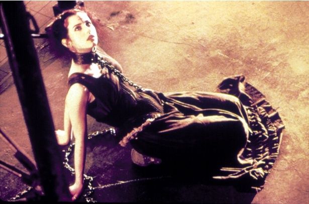 前作で少女だったサラも大人になって登場する(『THE CROW/ザ・クロウ』) [c]Dimension Films / Courtesy Everett Collection