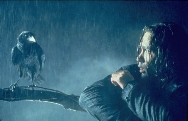 カラスの力によって蘇った男の復讐を描く『クロウ 飛翔伝説』 [c]Miramax/courtesy Everett Collection