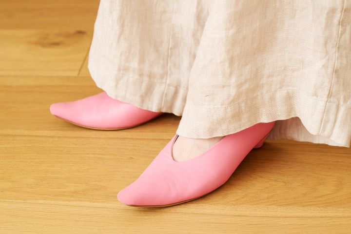 アデュー トリステスのリネンパンツにセレナテラのピンクのシューズを合わせた足もとコーデ