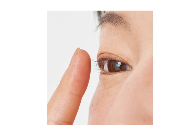 【4】指でまつげをなぞり束感をバラす