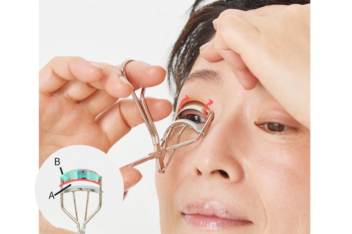 【1】まぶたを引き上げビューラーを当てる