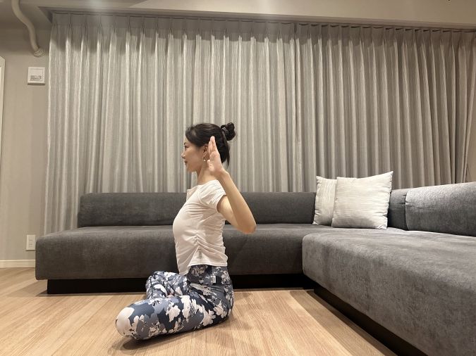 息を吐きながら肘を曲げ、肩甲骨をギュッと引き寄せ、胸を大きく開く。