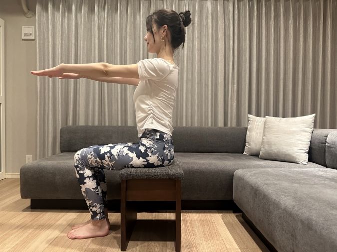 両腕を肩の高さで前に伸ばす。