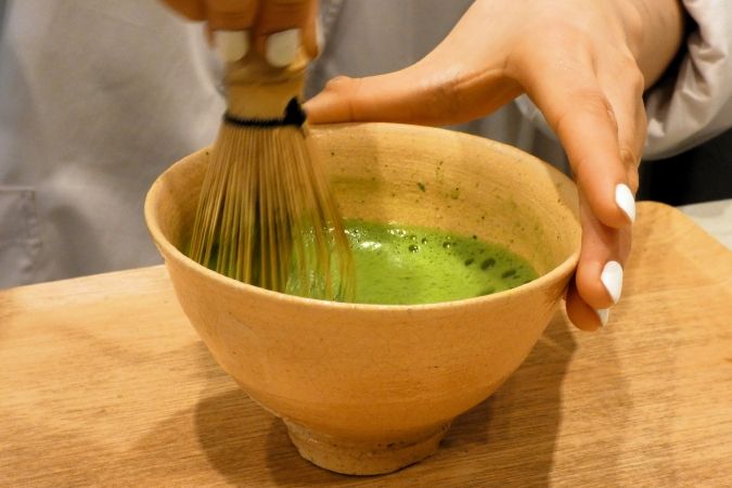 田頭茶舗＆ゆい庵 福岡赤坂店 抹茶を点てている様子