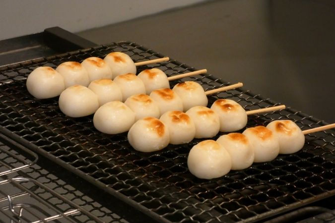 田頭茶舗＆ゆい庵 福岡赤坂店 団子を焼いている様子