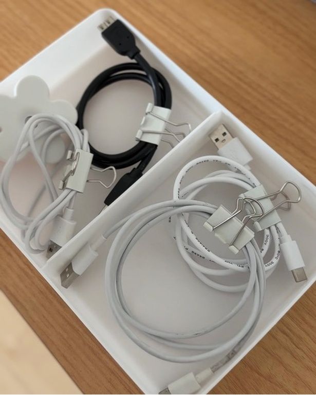 コード類は丸めてダブルクリップでスッキリ収納 ▶穴を開けない方法 (C)のものも